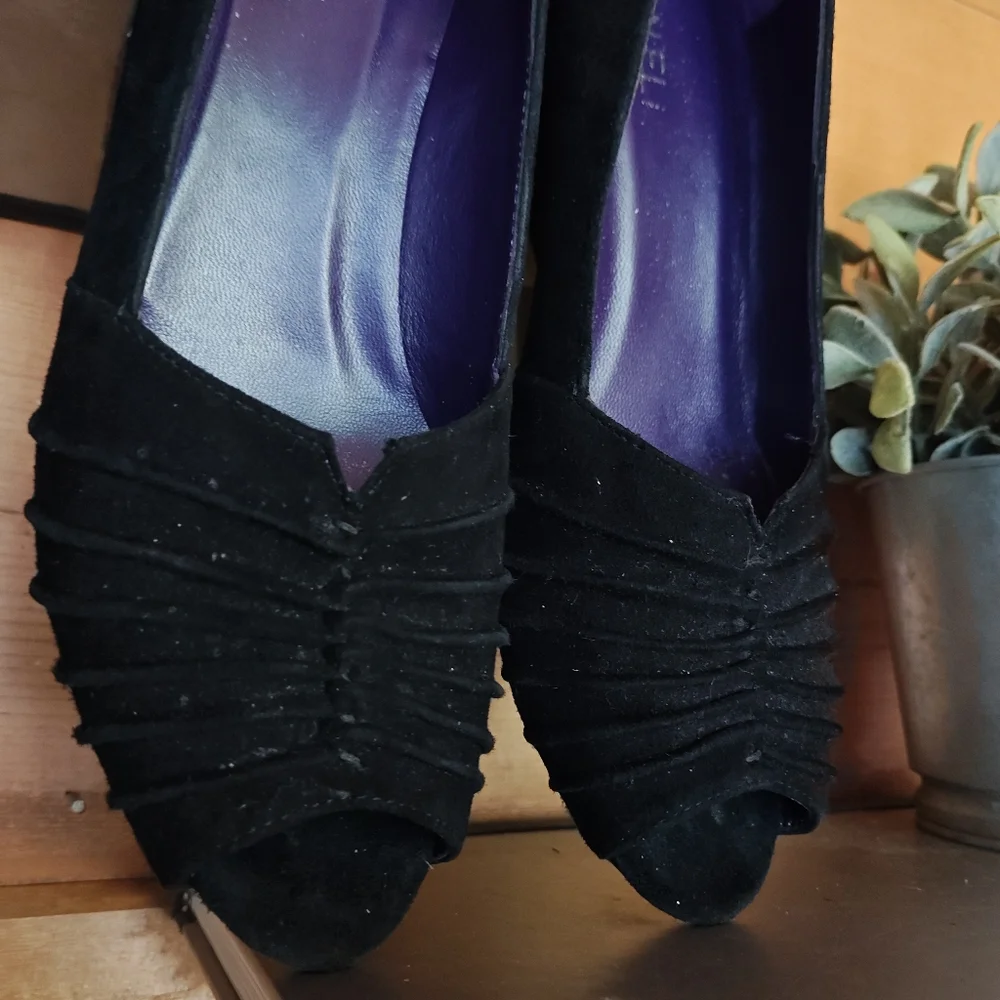 VANELI Black Pleated Pintuck Nubuck Suede Leather Open Toe Low Wedge Heels Sz 8N